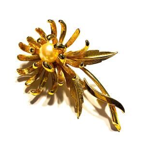 Dimensional goldtone flower power brooch with faux pearl bead center fashion pin